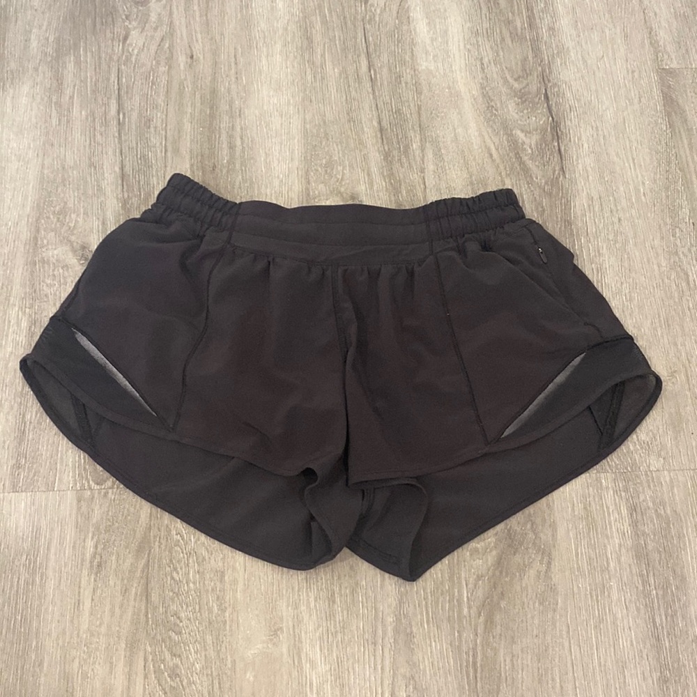 lululemon hotty hot 2.5” shorts black